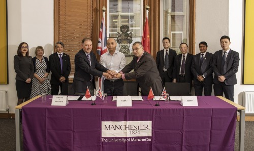 Representatives from Tunghsu Optoelectronics and The University of Manchester.