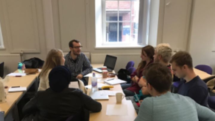 A discussion between students in a classroom